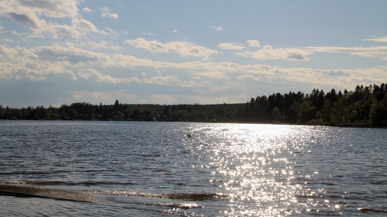 Une vue sur le lac.
