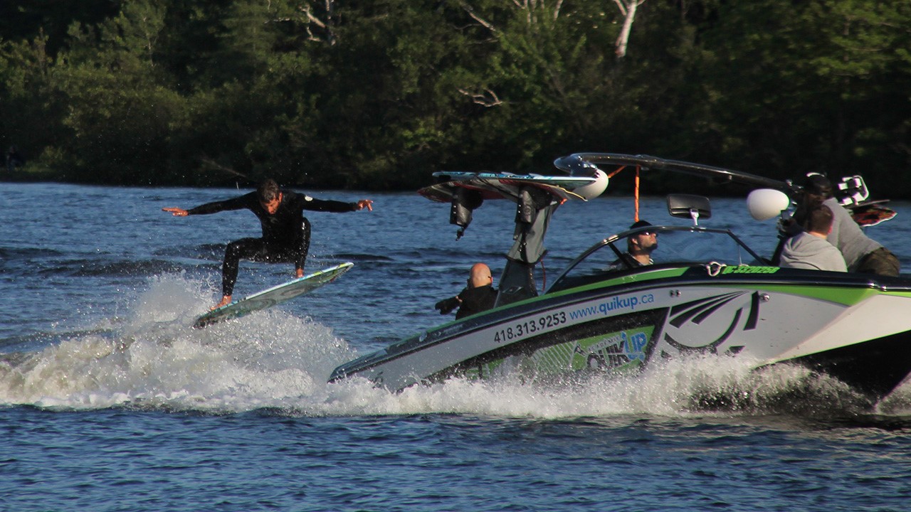 Une démonstration de wakesurf par un champion.