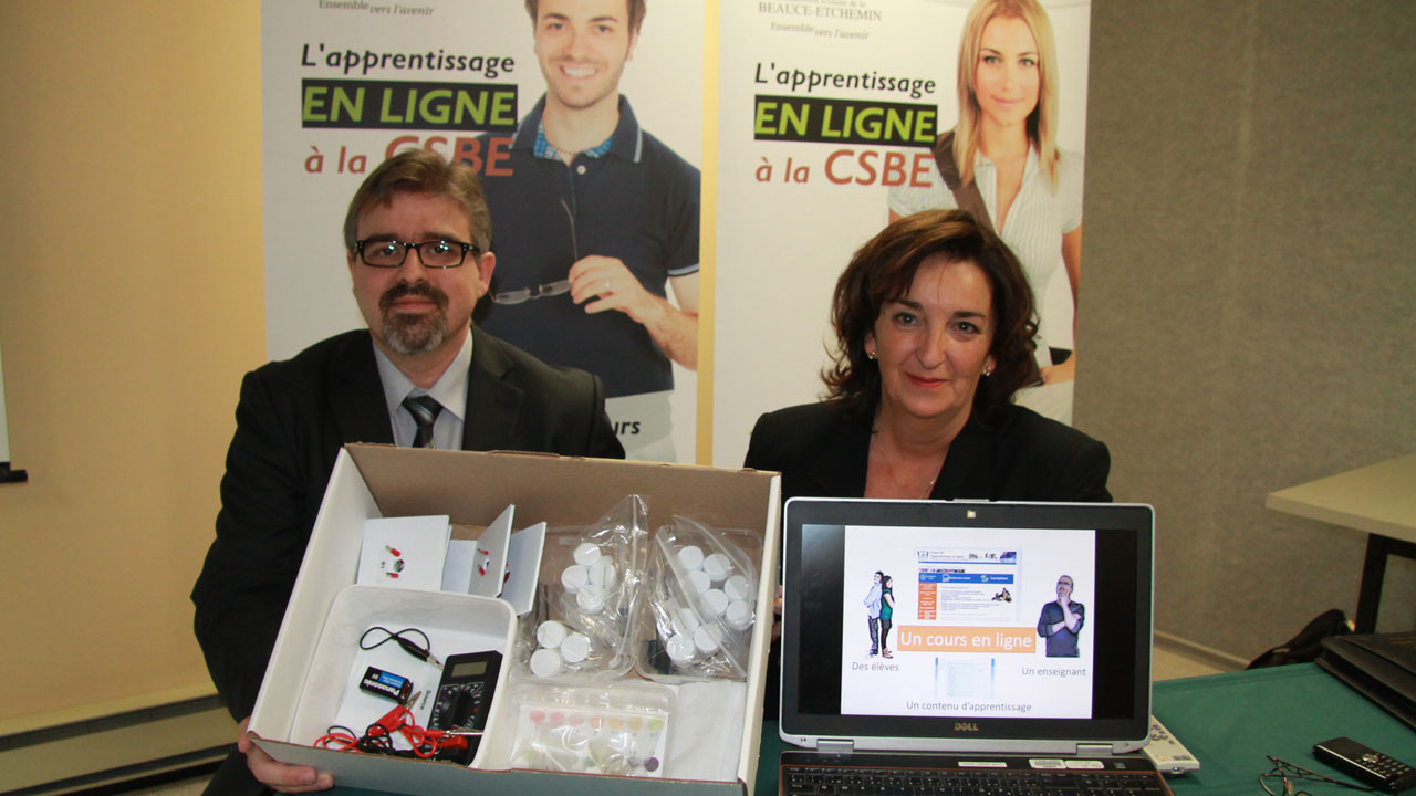 On aperçoit sur la photo Étienne Roy, conseiller pédagogique et Marie Labbé, coordonnatrice du projet de cours en ligne à la CSBE.