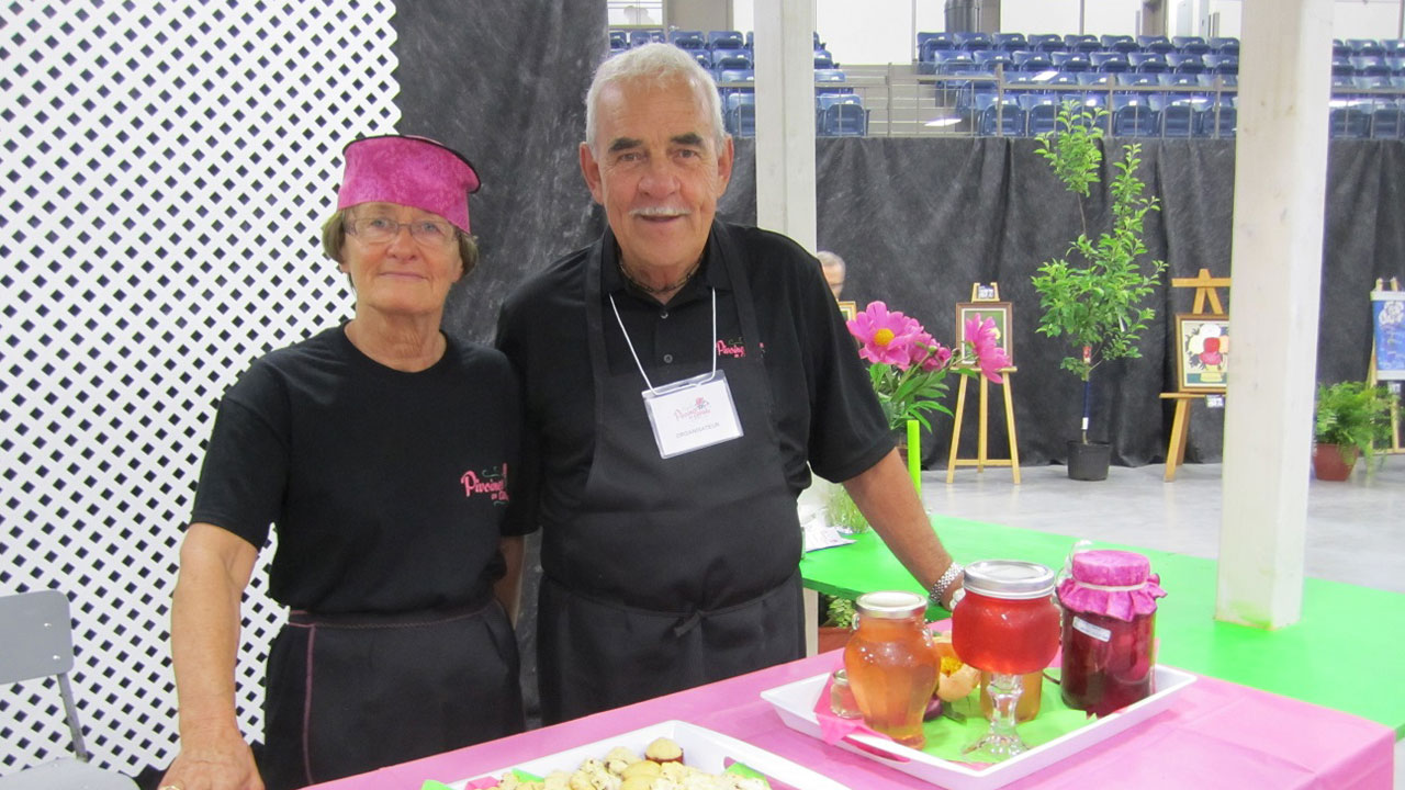 Guy Bélanger, président de la société d’horticulture et d’écologie de Sainte-Aurélie et Bibiane Fortin vous attendent pour une dégustation de biscuits et de muffins aux pivoines