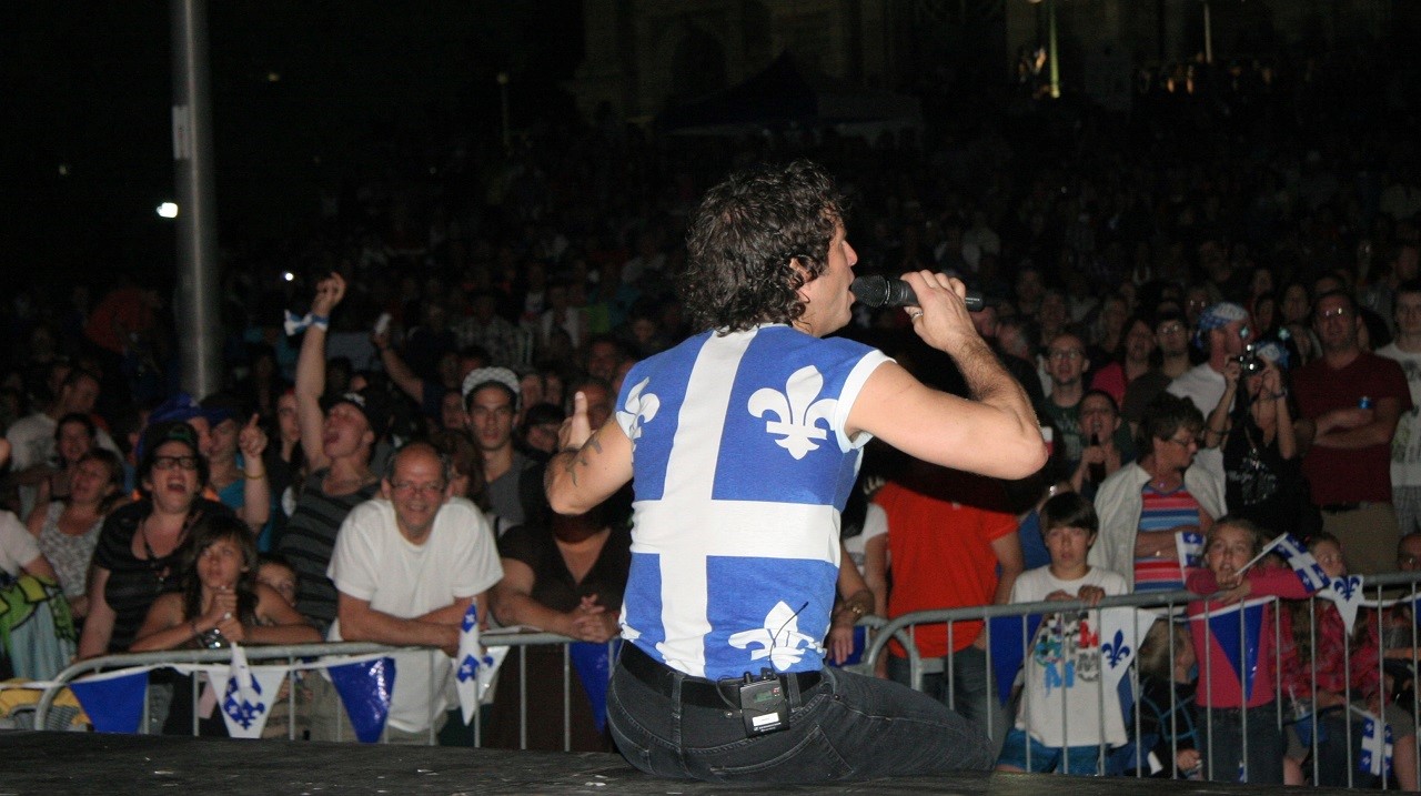 La foule a chanté les airs de Gerry Boulet avec Mario Saint-Amand