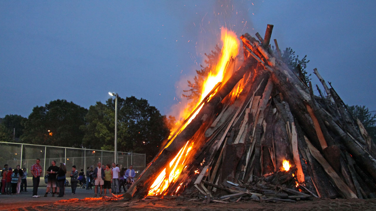Un immense feu de joie