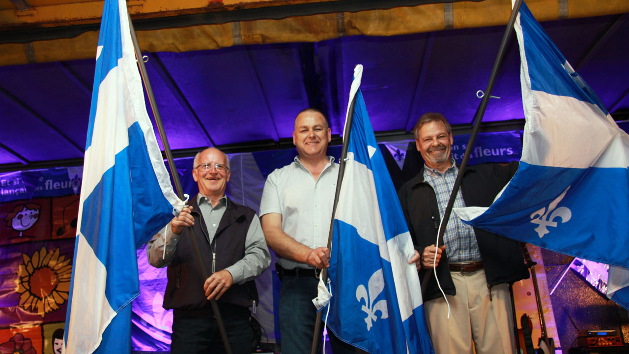 Levée du drapeau par le député André Spénard, le maire de Sainte-Marie, Rosaire Simoneau et le président du comité, Nelson Grenier.