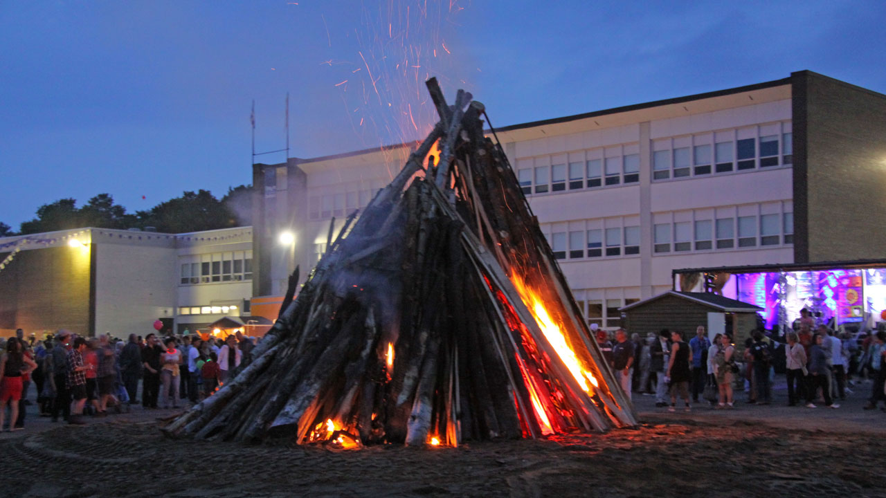 Une bonne foule est demeurée près du feu de joie.
