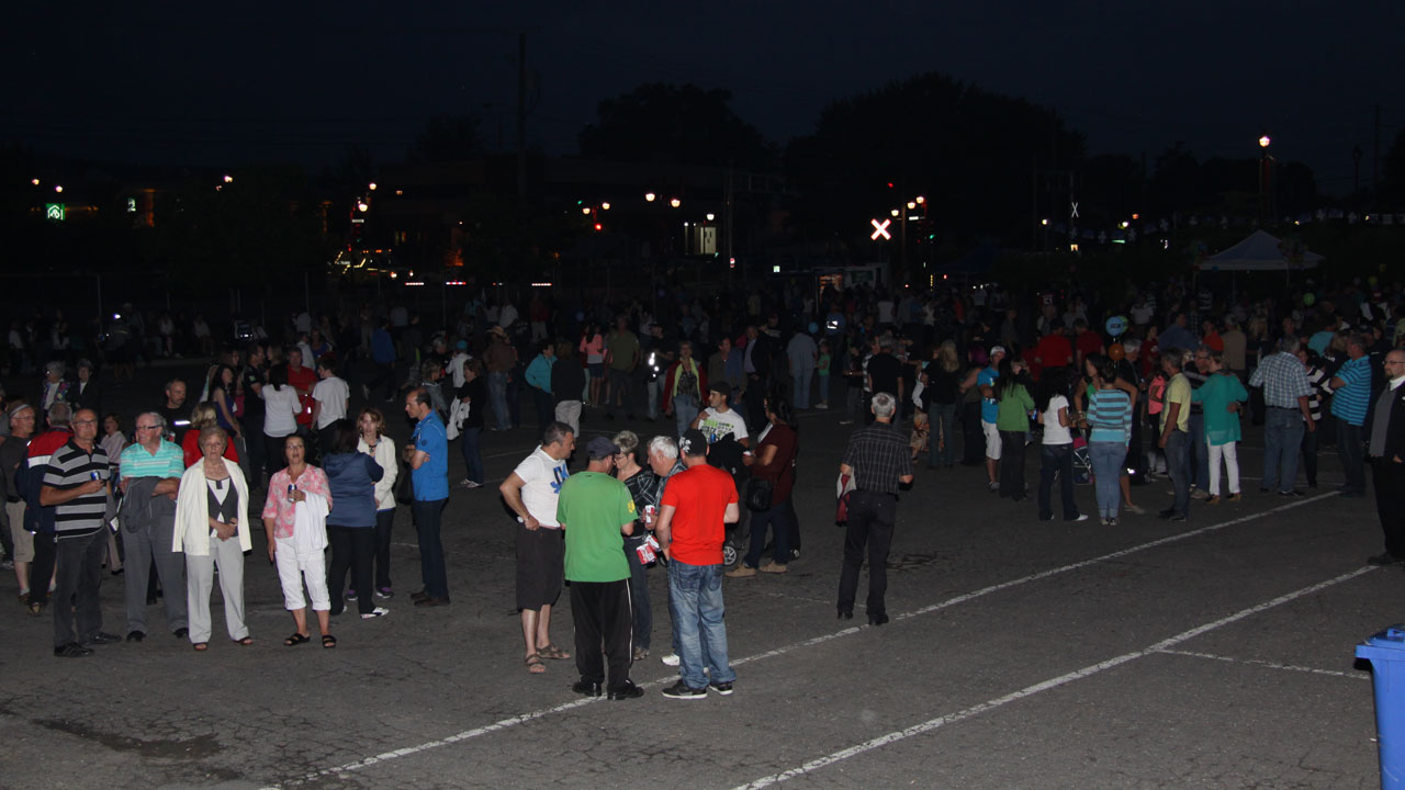Une petite partie de la foule, qui fut très nombreuse et des personnes de tous les âges étaient présentes.