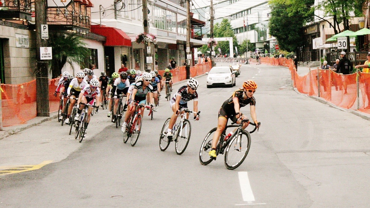 La gagnante de l'épreuve, Leah Kirchmann (casque orange) lors du critérium