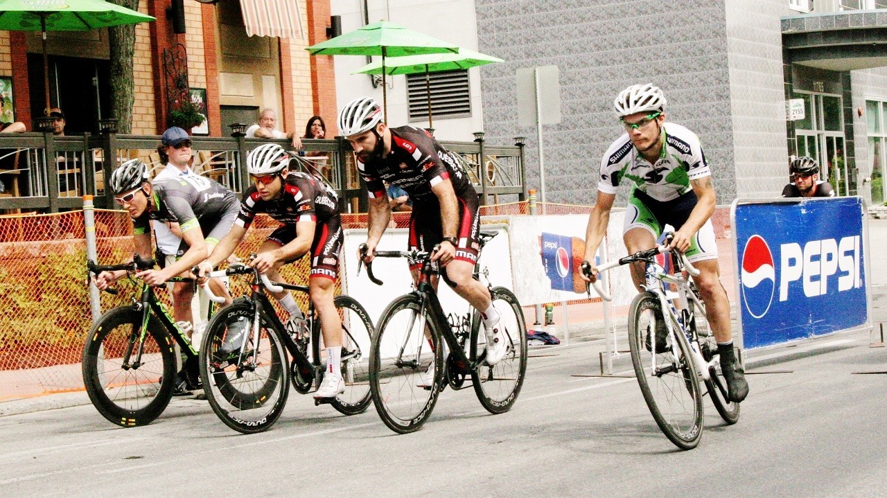 Le départ de la finale du sprint avec le futur champion (troisième à partir de la gauche)