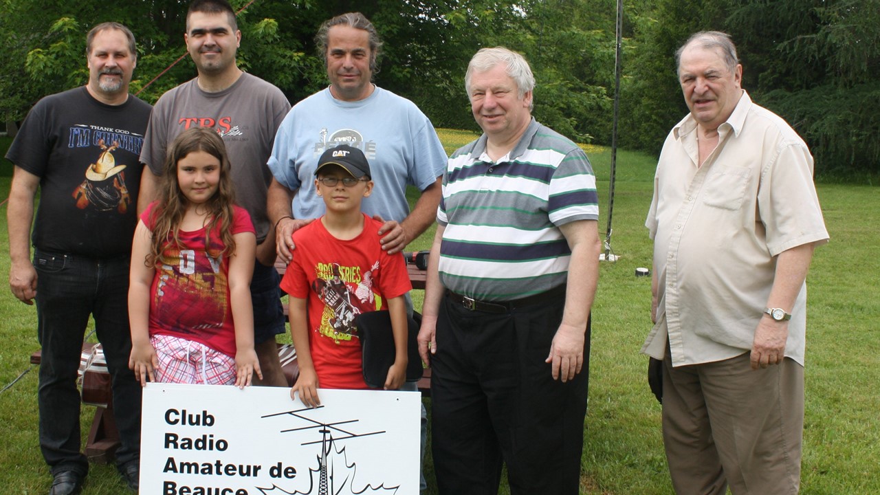 Les participants du Field Day pour le Club de radioamateurs de Beauce cette année. En avant-plan, deux nouveaux membres, Andrée-Anne et Xavier.