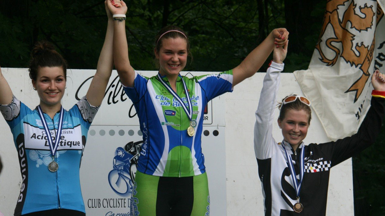 Béatrice sur la plus haute marche du podium à Contrecoeur.