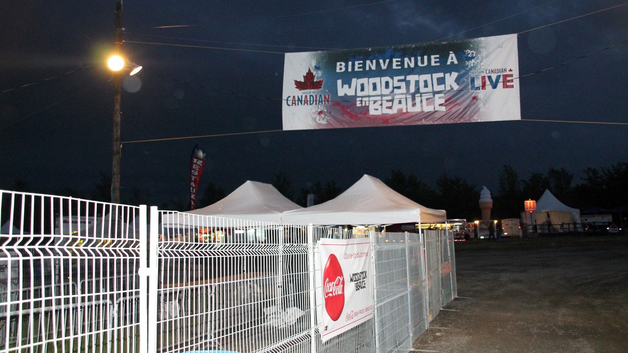 L'entrée du site est calme pour l'instant.