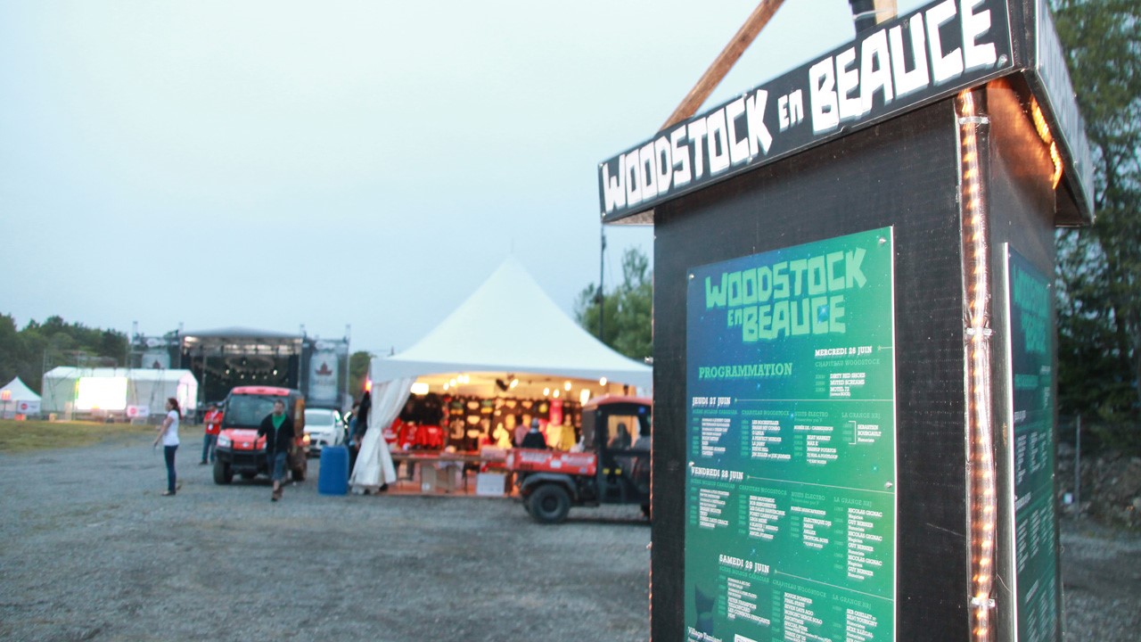 Les nombreux travailleurs veillent au grain en attendant le lancement des festivités.