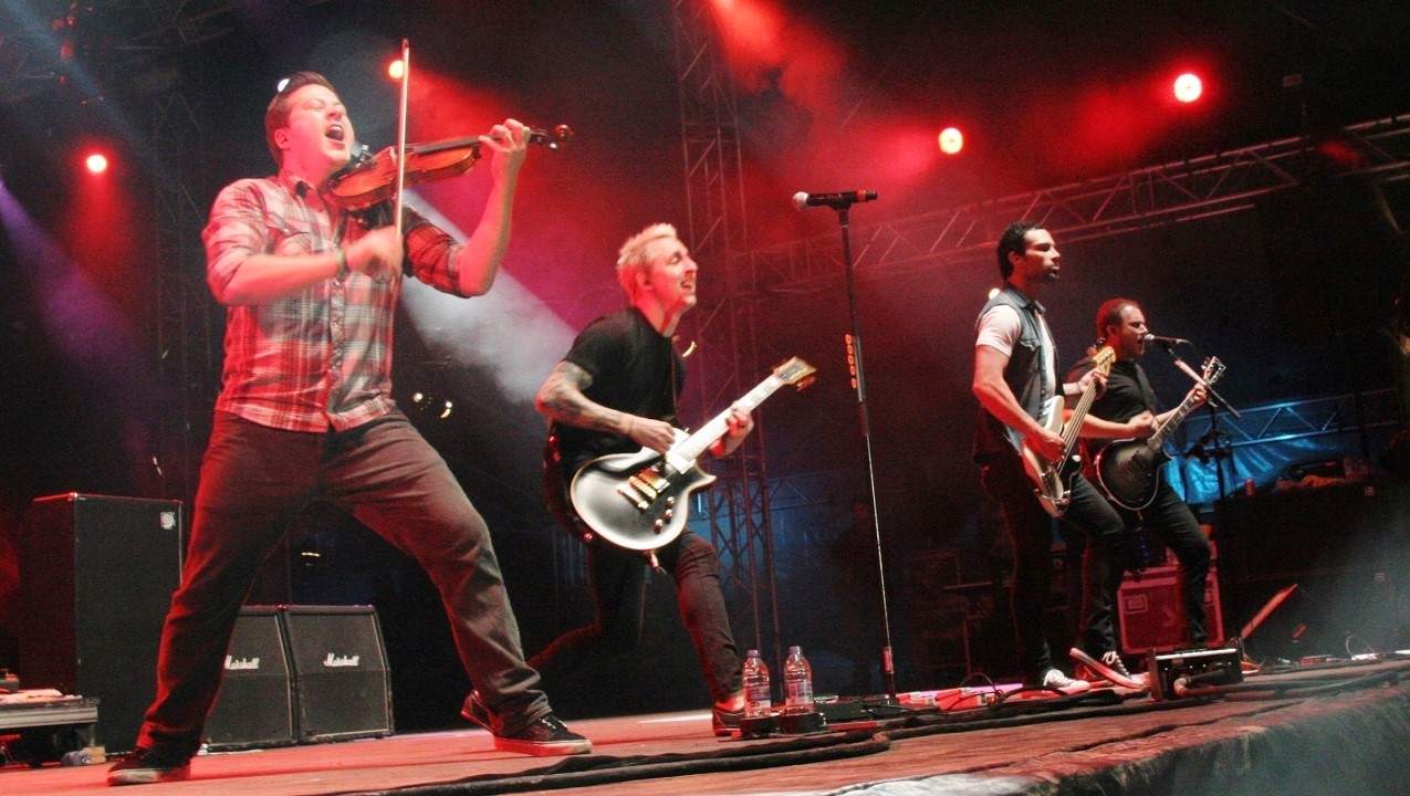 Yellowcard a donné tout qu'un spectacle à la foule