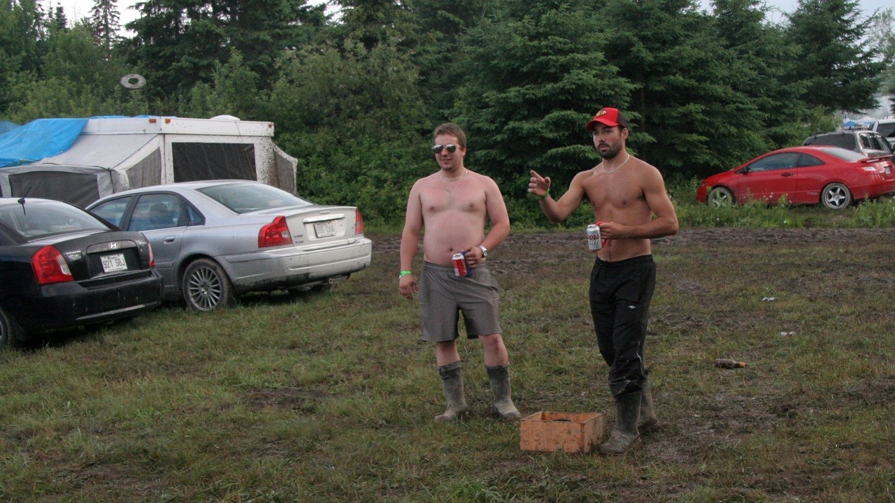 Maxime (à droite) n'a pas manqué l'occasion de jouer aux "washers"