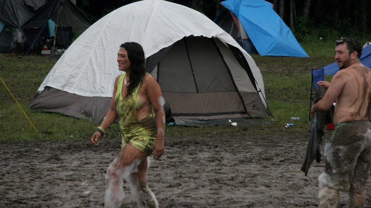 Certains festivaliers auront besoin d'une bonne douche