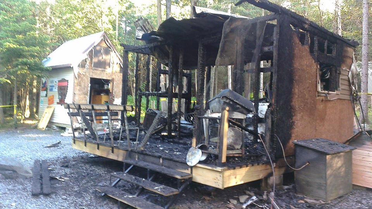 Il ne reste presque plus rien du chalet qui a accueilli de nombreux événements culturels ces dernières années.