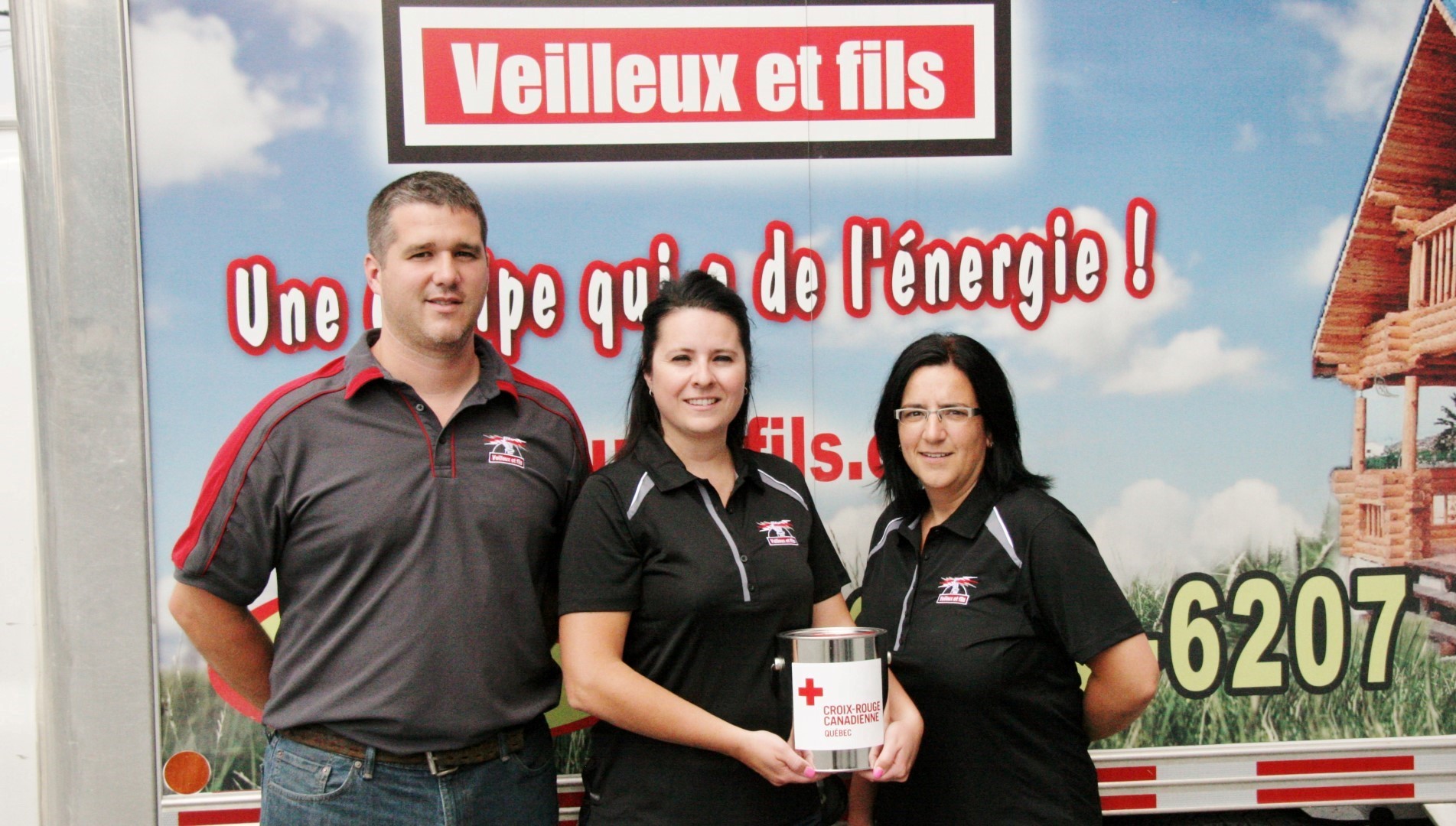 Madame Kathy Veilleux, de Veilleux et fils Inc. entourée de deux employés, Kevin Fontaine et Cindy Bélanger