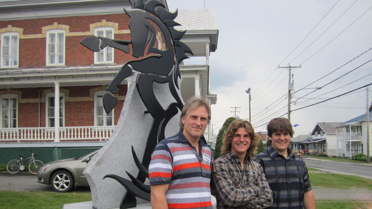 Un cheval noir vous accueille à Saint-Victor