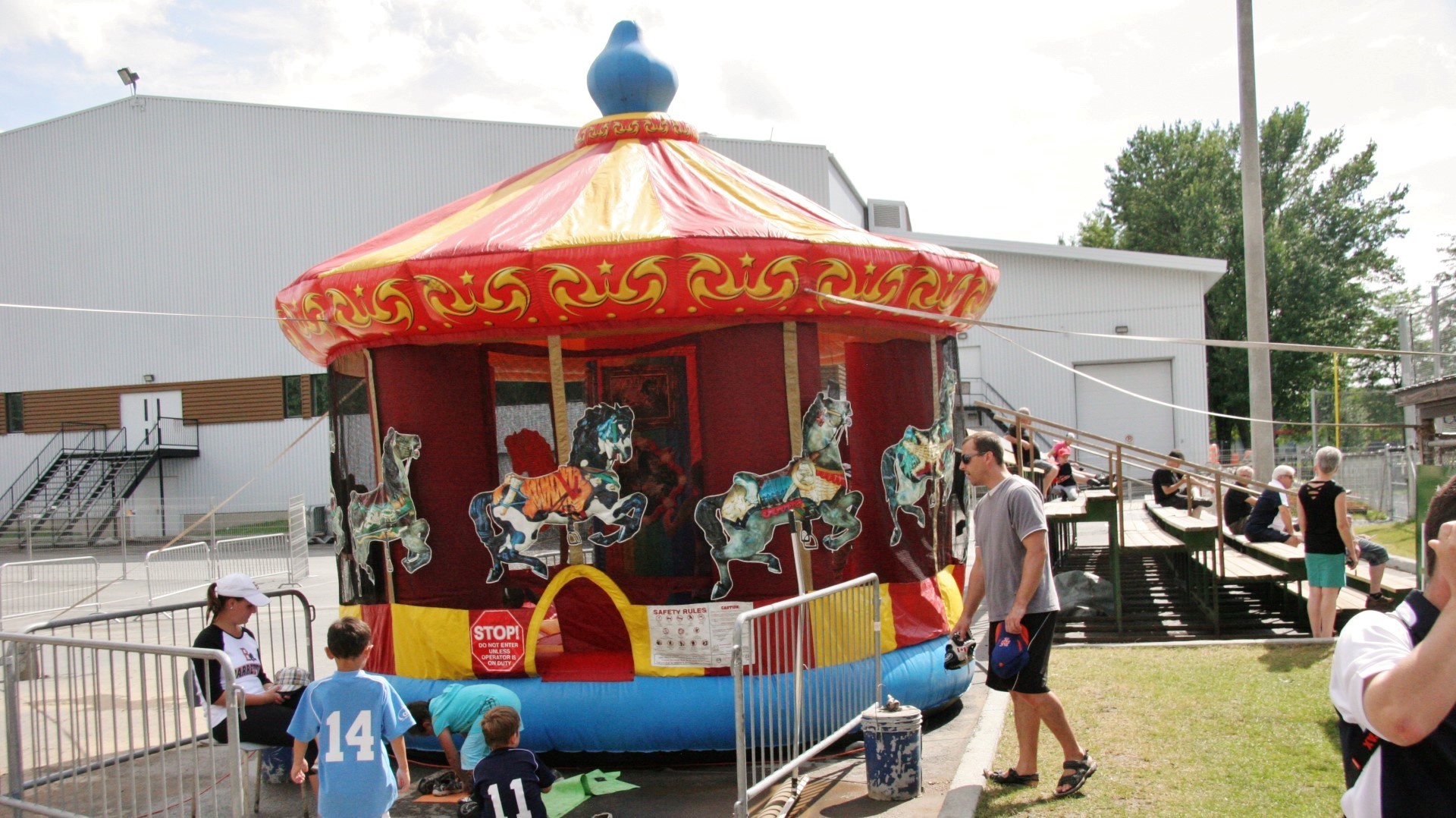 Il y avait un jeu gonflable pour les enfants