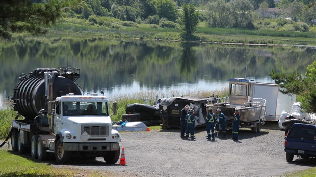 On travaille maintenant à pomper le pétrole hors de l'eau