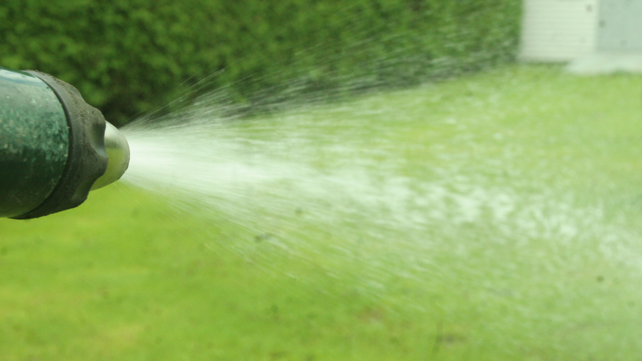 L’arrosage de la pelouse demeure une activité coutumière, en région. Pourtant, la pluie à elle seule suffit à l’hydrater, elle qui n’a besoin que de 2,5 cm d’eau par semaine.