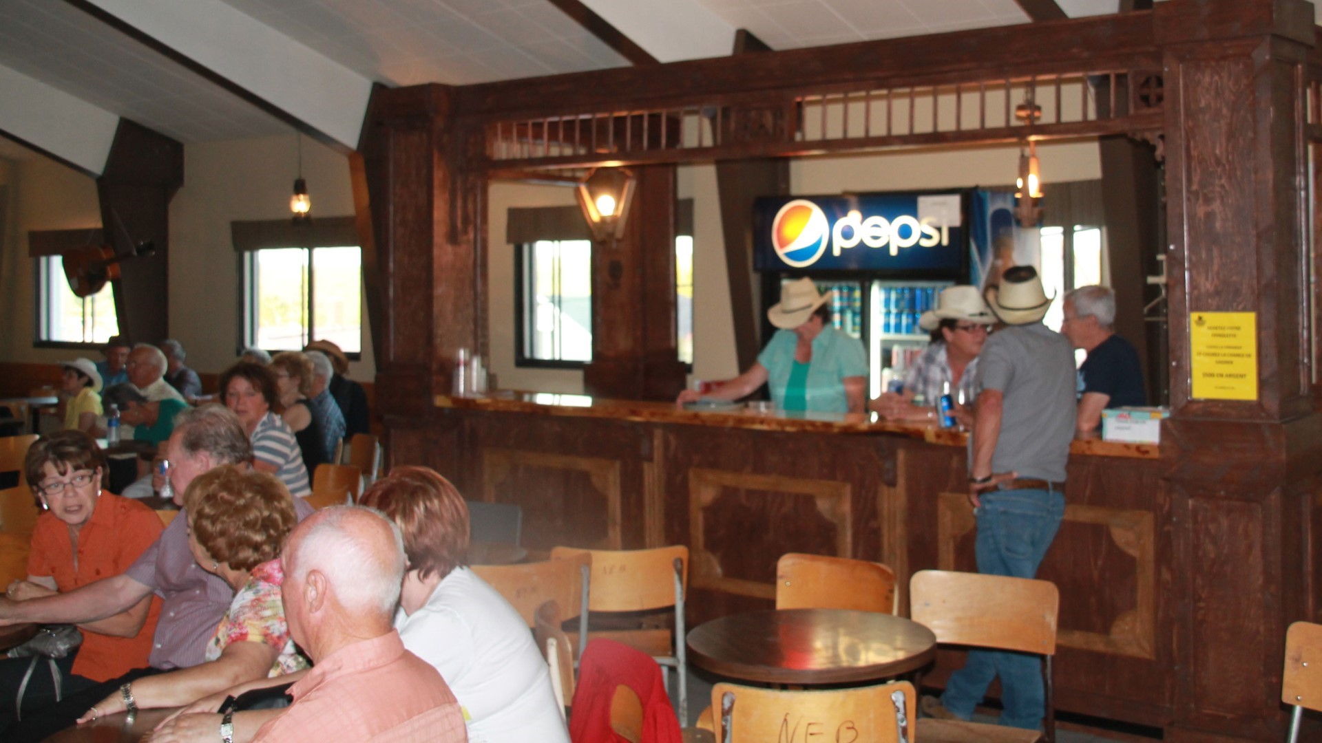 Il est aussi l'auteur du bar en bois du Ranch.
