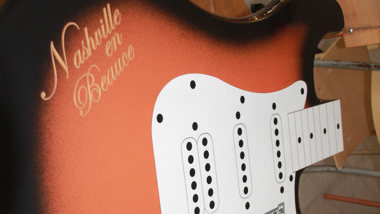 À Nashville, les guitares servent même de table.
