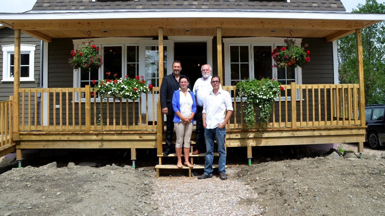 Serge Laliberté (maire de Saint-Julien), Jean-Marie Fortin (président du C.A) Hélène Laplante (artiste exposante), Patrick Vachon(directeur-général)