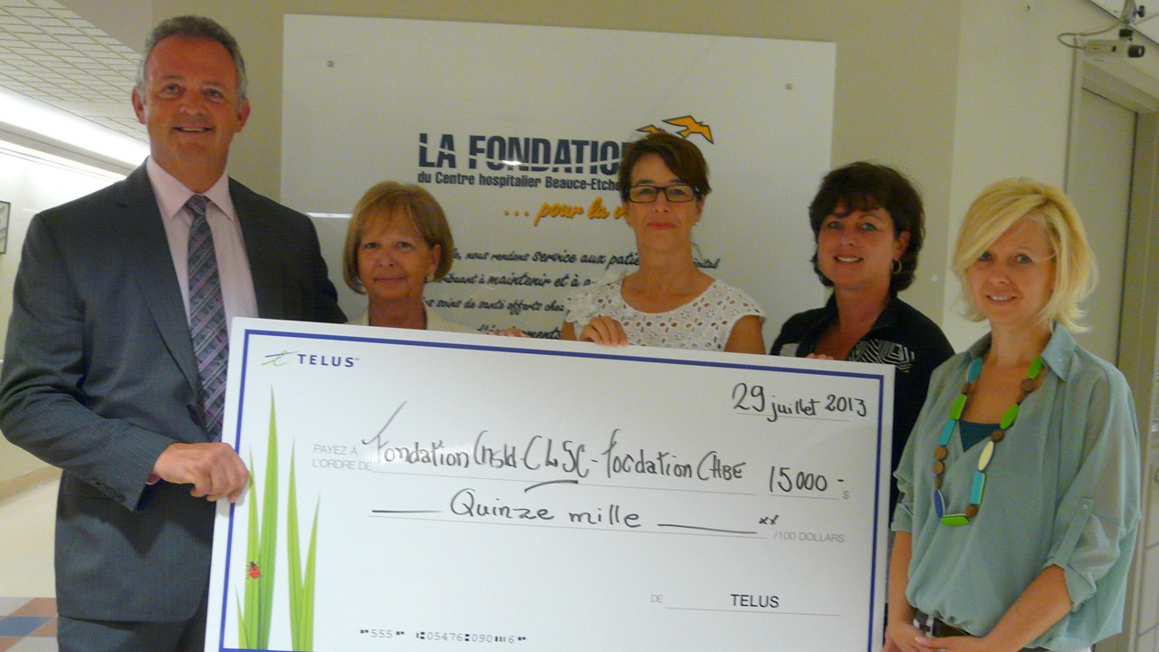 De gauche à droite, Monsieur Christian Chabot, directeur de compte principal – secteur santé – marché publics et parapublics,  madame Gisèle Poulin, directrice de comptes – secteur santé – RITM, ont remis au nom de Investissement communautaire TELUS un don de 15 000 $ pour la mise en place d’un «Local de réadaptation pour enfants 0 – 5 ans» au CLSC de Saint-Georges, du CSSS de Beauce à mesdames Élise Dion, présidente de la Fondation des Centres d’hébergement et CLSC de Beauce, Manon Veilleux, présidente de la Fondation du CHBE et Stéphanie Laliberté, coordonnatrice Famille-Enfance-Jeunesse du CSSS de Beauce.