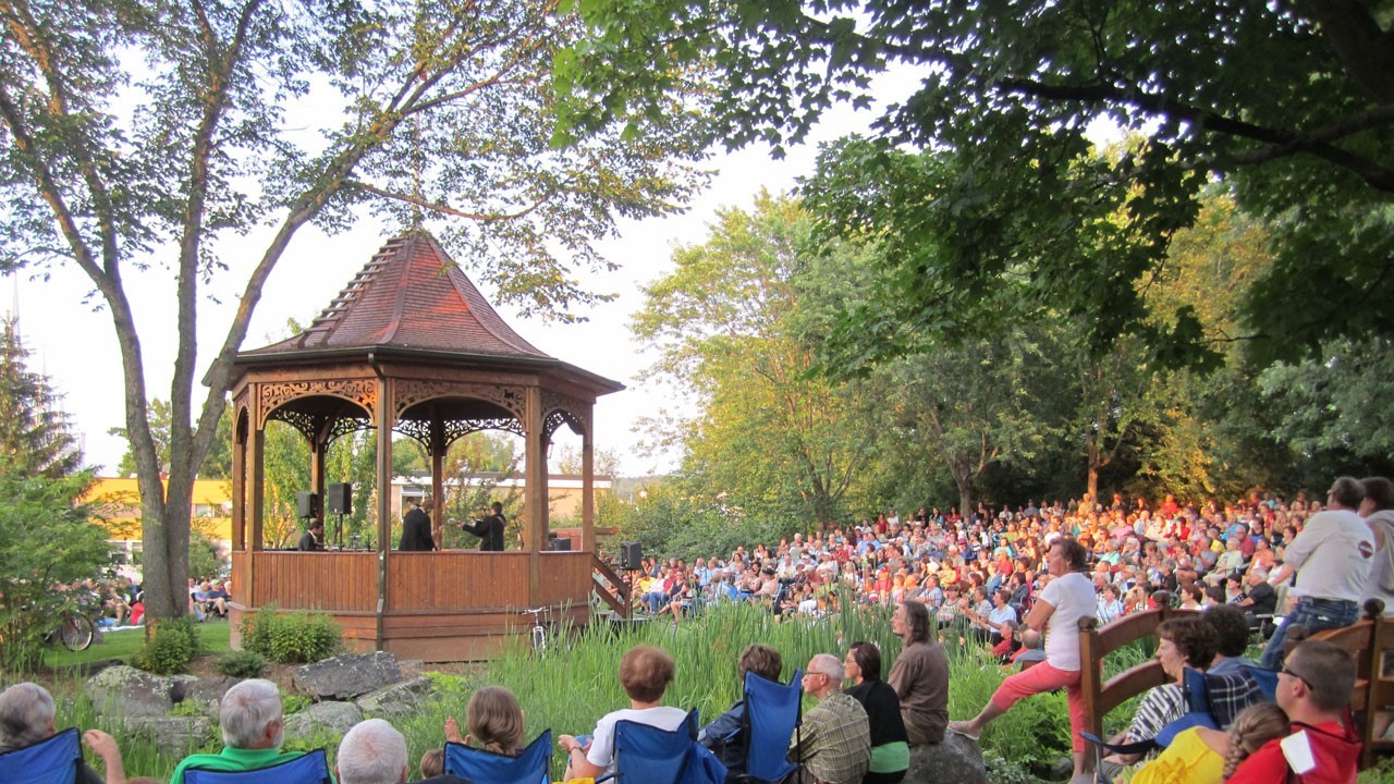 Une foule impressionnante profite du spectacle gratuit en plein air