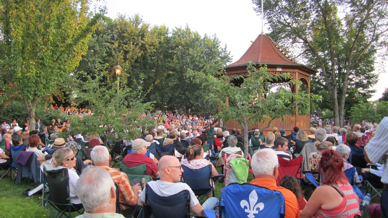 Une foule impressionnante profite du spectacle gratuit en plein air