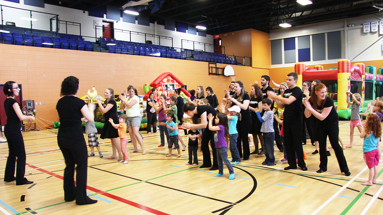 Animation dans pour les enfants avec les membres de la troupe Manigance