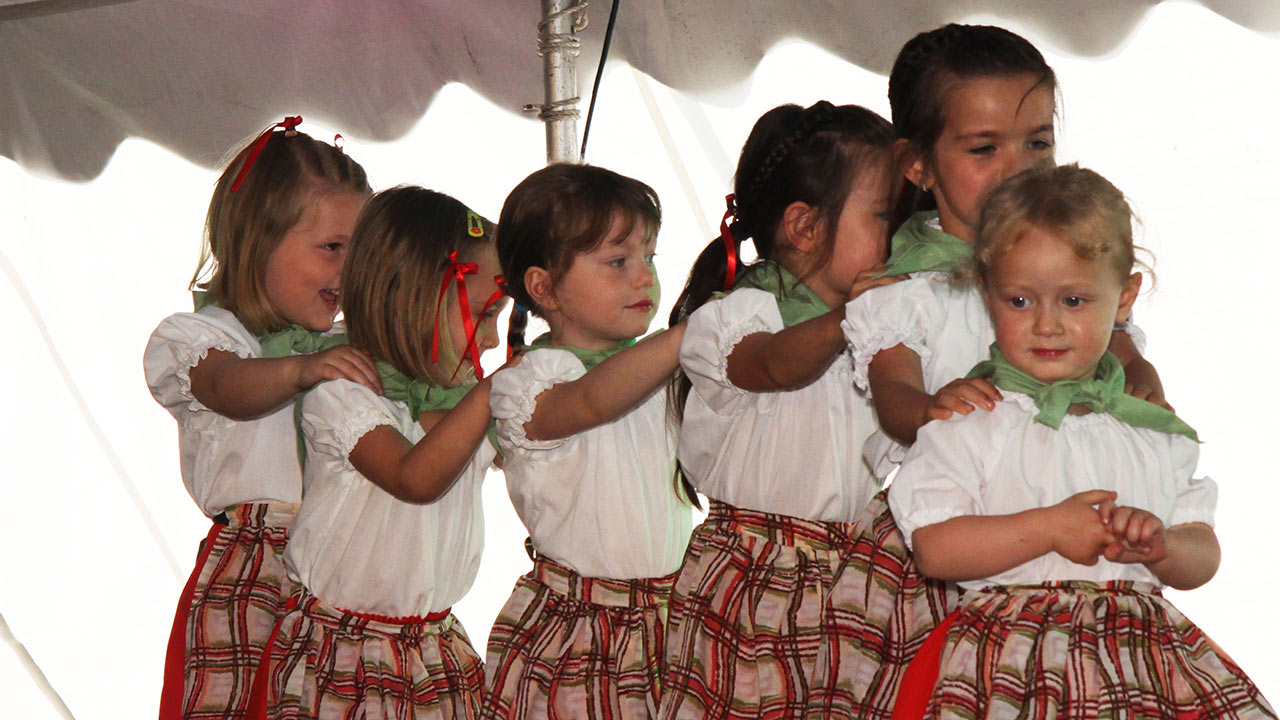  Les tout-petits font leurs premiers pas dans la danse