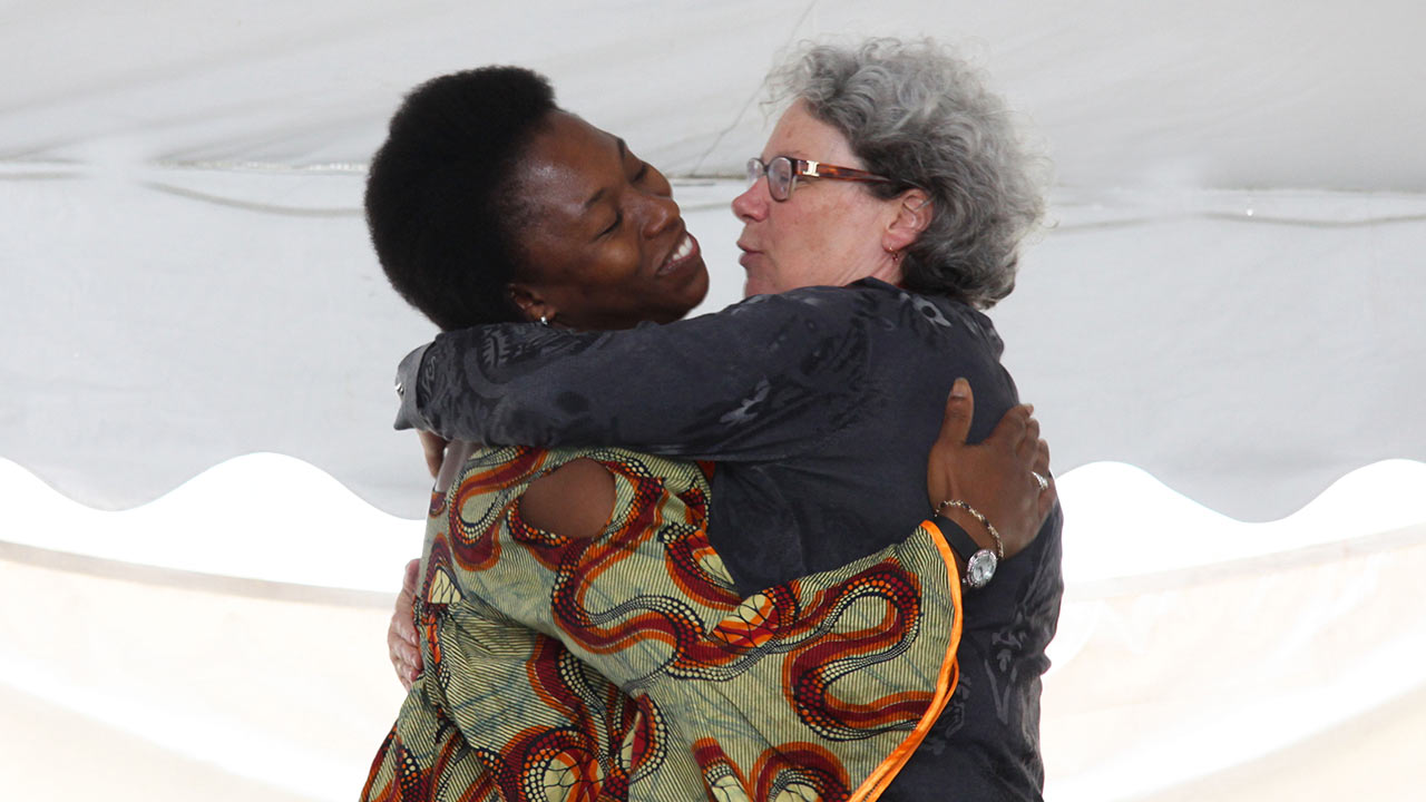  Moment tendresse avec Aline Carrier et une amie
