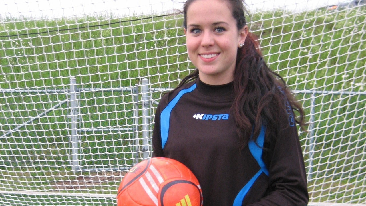 Marie-Eve Gilbert, gardienne du U16F, connait jusqu'à maintenant une belle saison.