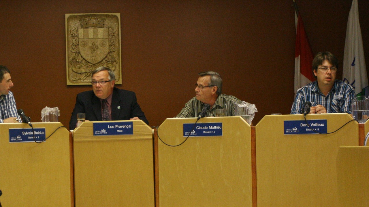 Le maire Provençal lors de la séance du conseil municipal du 2 juillet 2013, où la société de gestion de l'eau Aquatech a expliqué les raisons derrière l'avis d'ébullition.