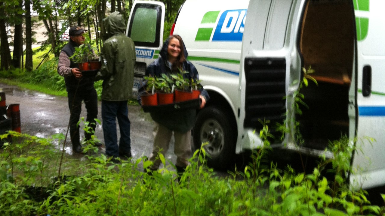 Vendredi dernier, des bénévoles ont enfilé leur imperméable et ont bravé la pluie pour distribuer des végétaux aux résidents du lac Poulin