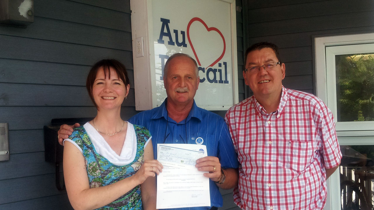 Sur la photo, on aperçoit Cathy Fecteau, directrice du Bercail, Jean-Nil Cloutier, président du Club Richelieu St-Georges et Pierre Lacombe, président du Bercail
