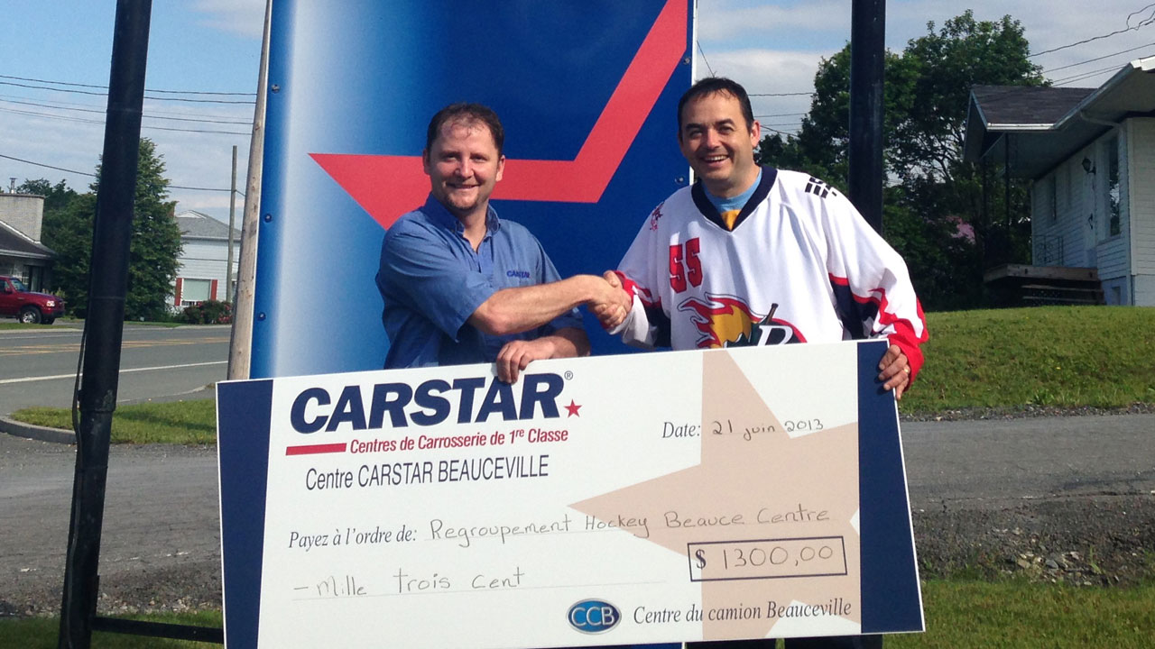Jimmy Bolduc, propriétaire de CARSTAR a remis un chèque au montant de 1300 $ 50 % au vice-président du Regroupement hockey Beauce Centre, Tony Bégin, le 21 juin dernier.