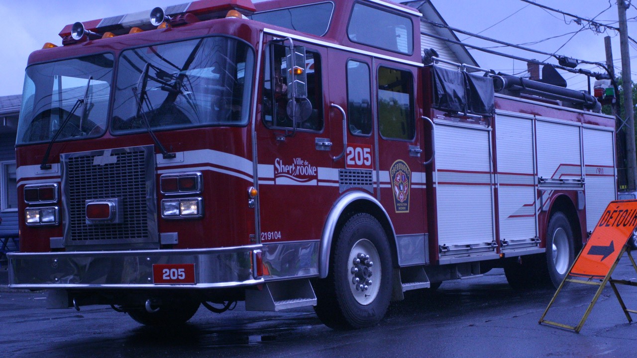 Des services d'incendie de Saint-Georges, de Sherbrooke et des États-Unis ont dépêché des pompiers sur les lieux.
