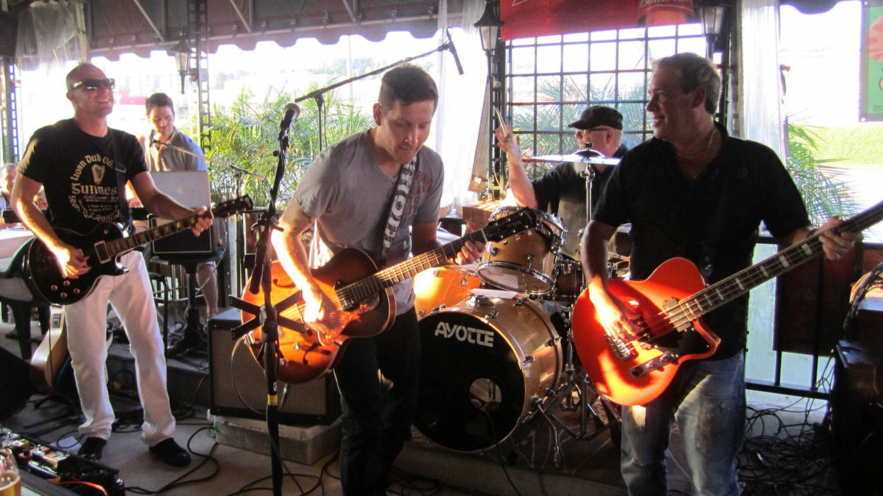 Le groupe Les Malpris en spectacle au resto-bar L'Index