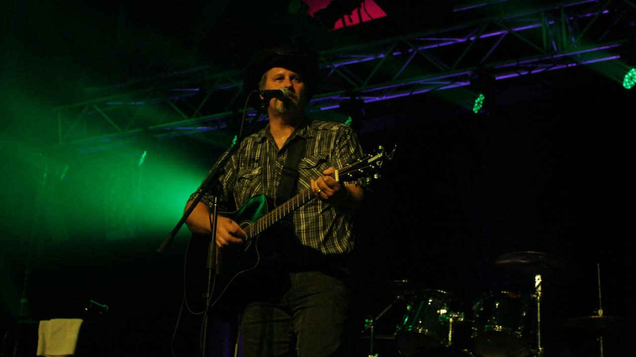 Le chanteur Gilles Larivière du groupe Cowboy qui assurait la première partie de Paul Daraîche lors de Nashville en Beauce