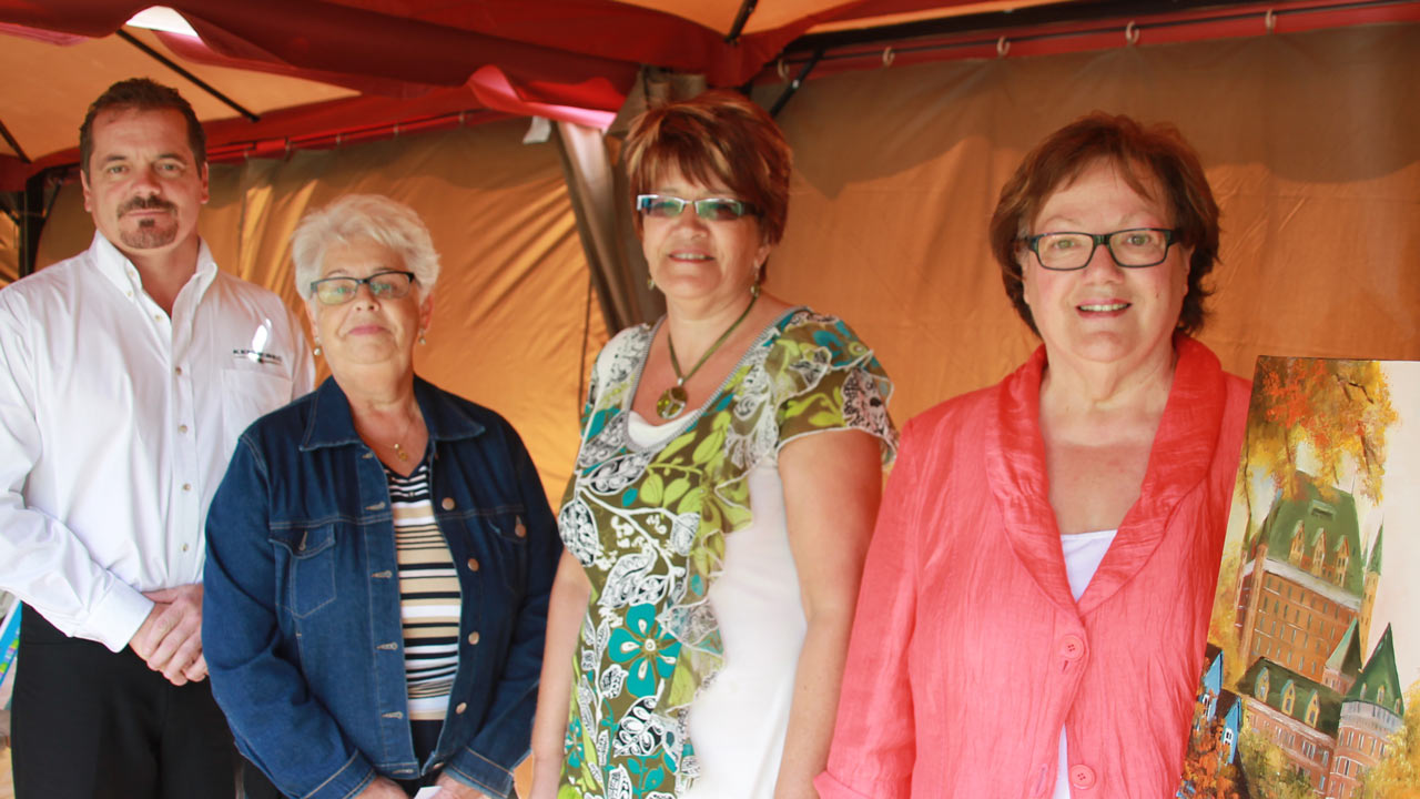 Simon Beaudoin de Kennebec Dodge Chrysler commanditaire de l’événement, Claudette Labbé, présidente des Créativités Beauceronnes Danielle Rodrigue coordonnatrice, et Gilberte Roy, présidente d’honneur