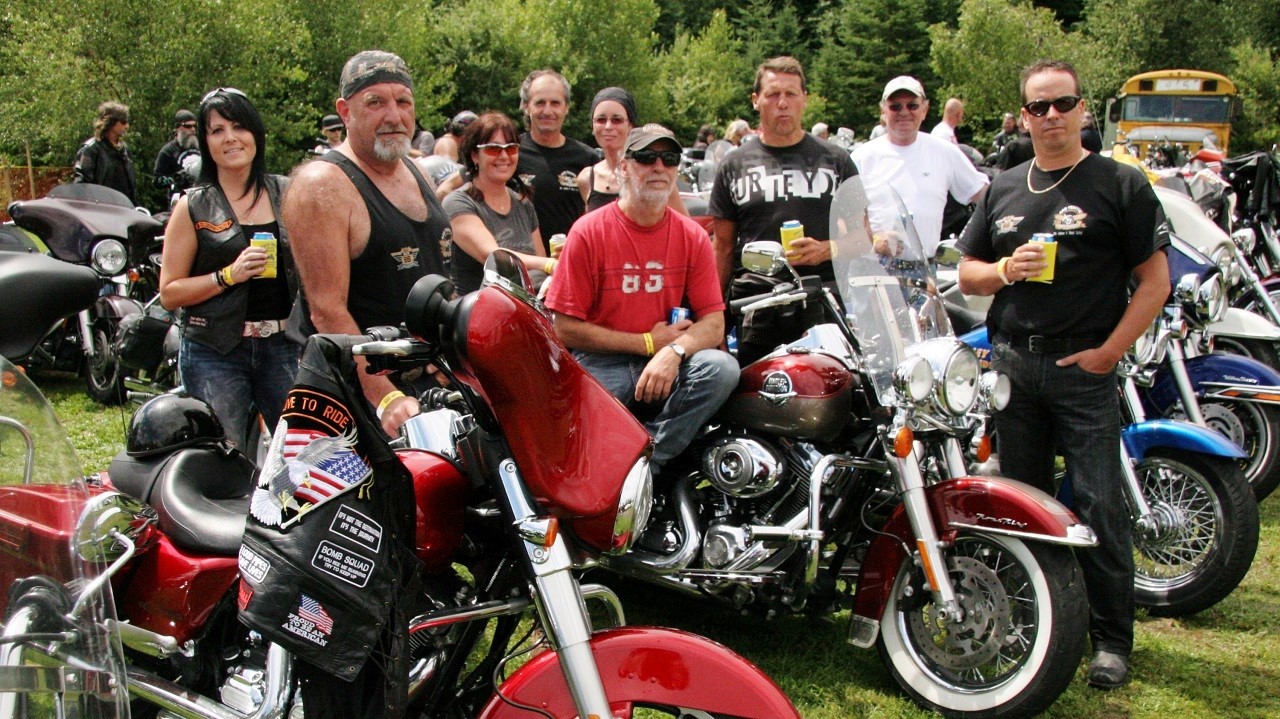 Un groupe de motocyclistes prêt pour la randonnée