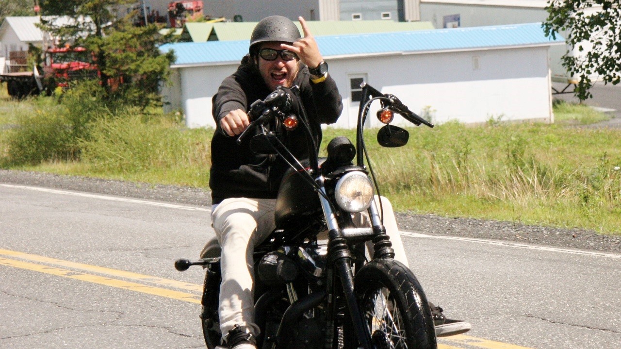 Un motocycliste fier de participer à l'événement