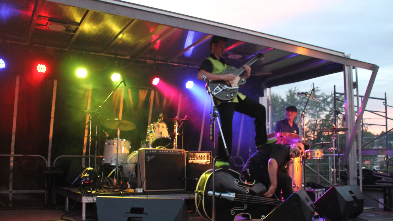 Rockabilly Rules de la dynamite sur scène.