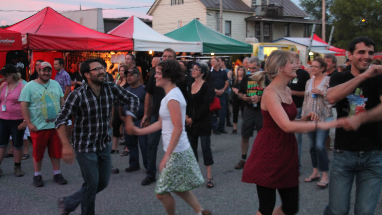 Les gens ont dansé vivement durant la première soirée. 