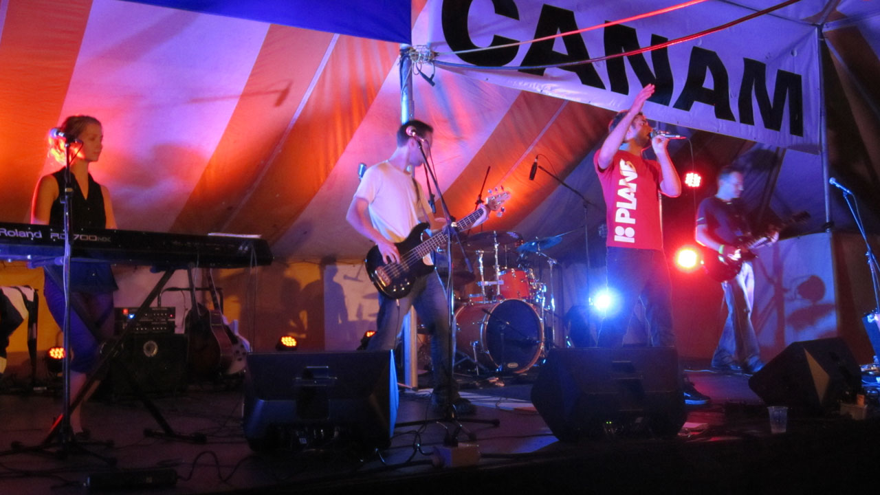 Le groupe de musique rock Wake up time