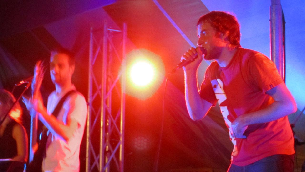 Le groupe de musique rock Wake up time