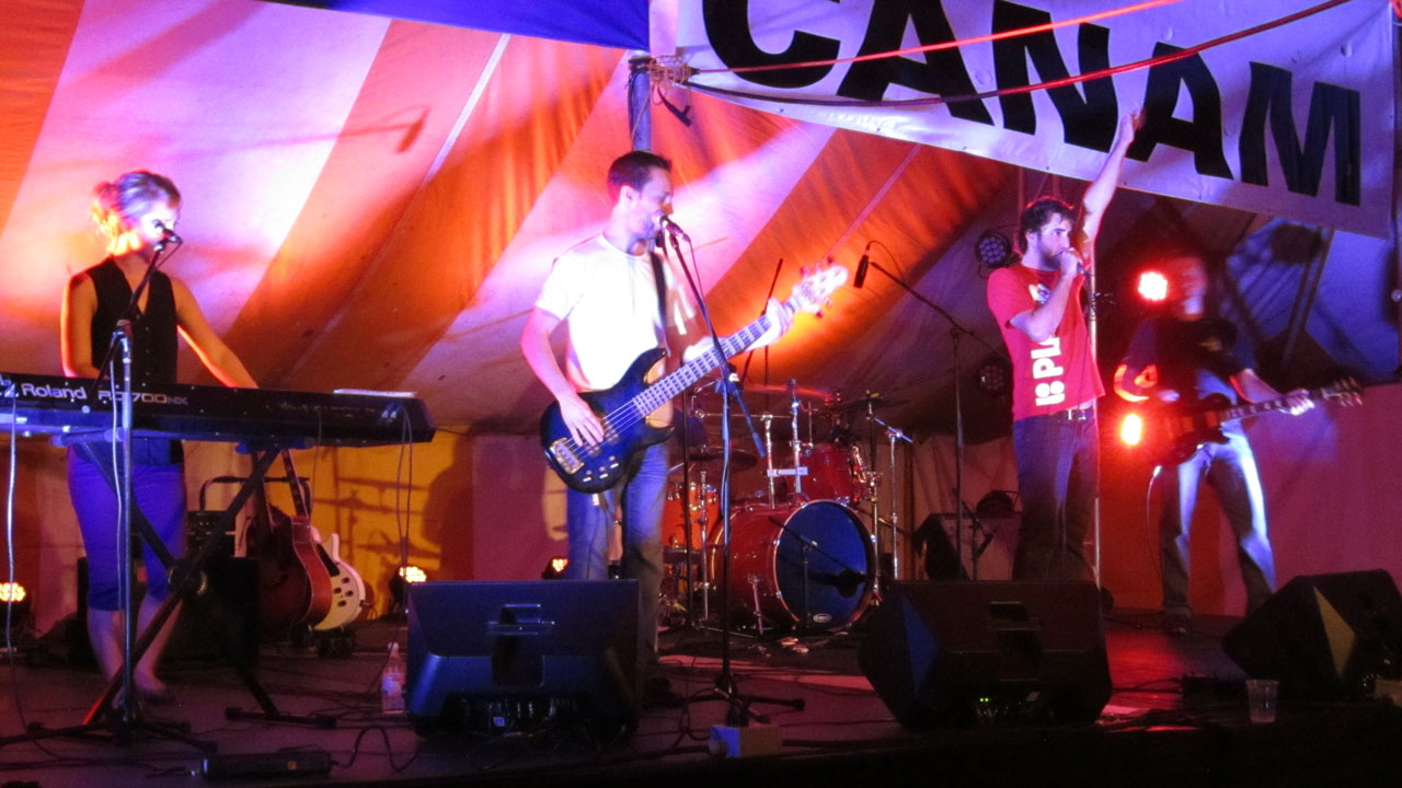Le groupe de musique rock Wake up time