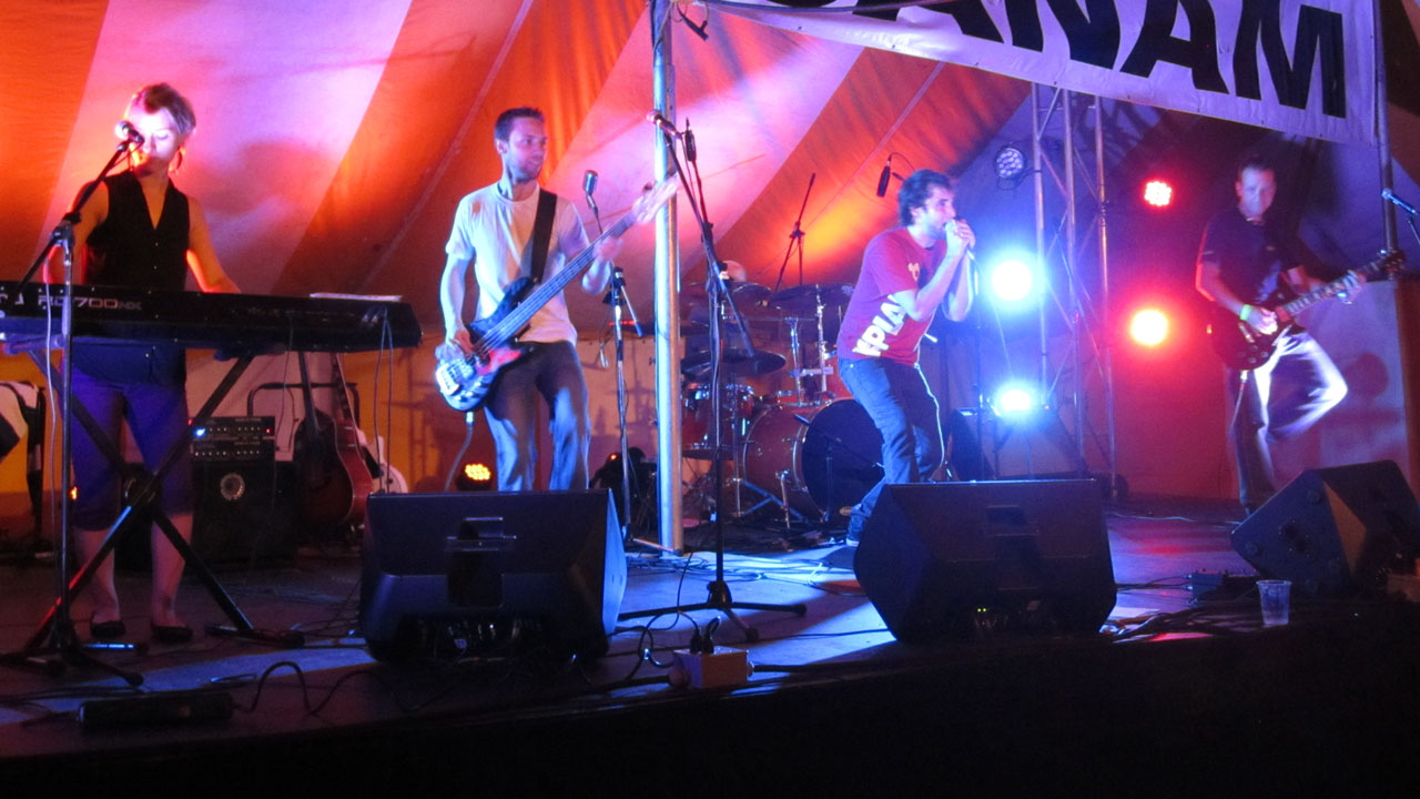 Le groupe de musique rock Wake up time